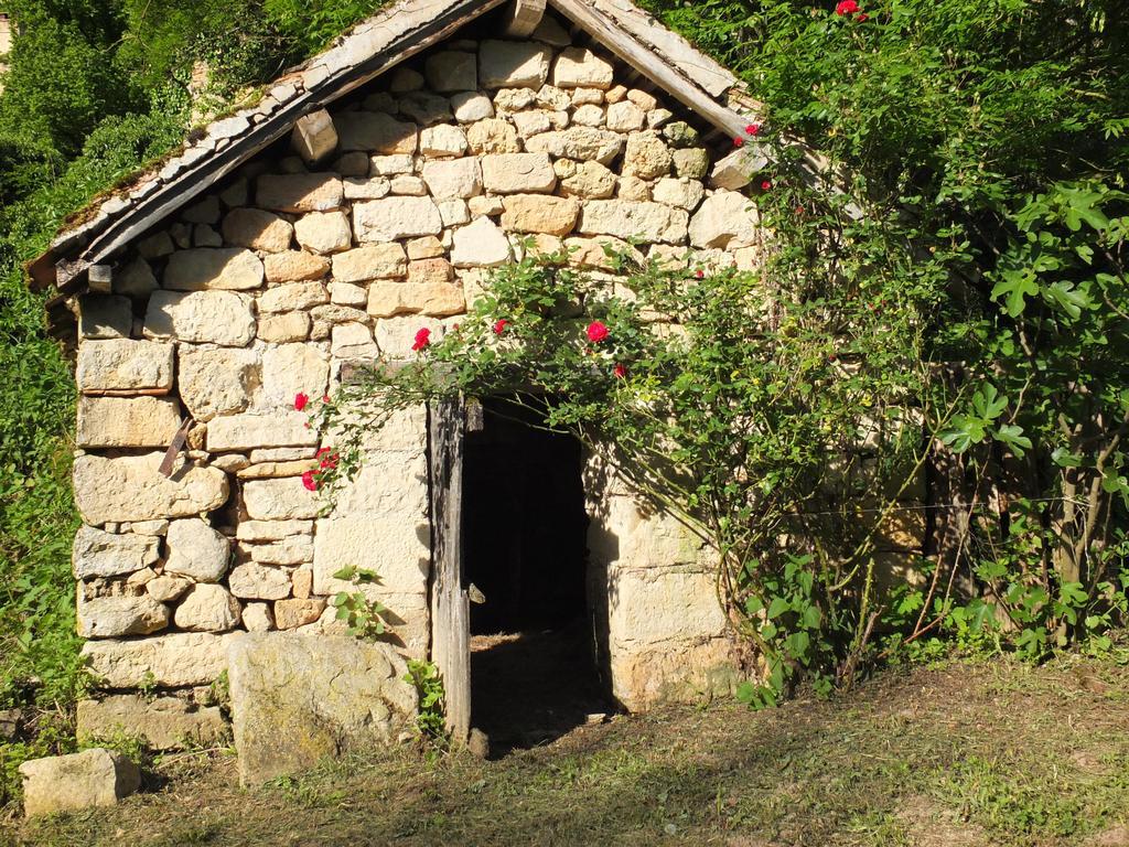 Gite Et Chambres D'Hotes - Sur Le Chemin Des Sens Azerat Esterno foto